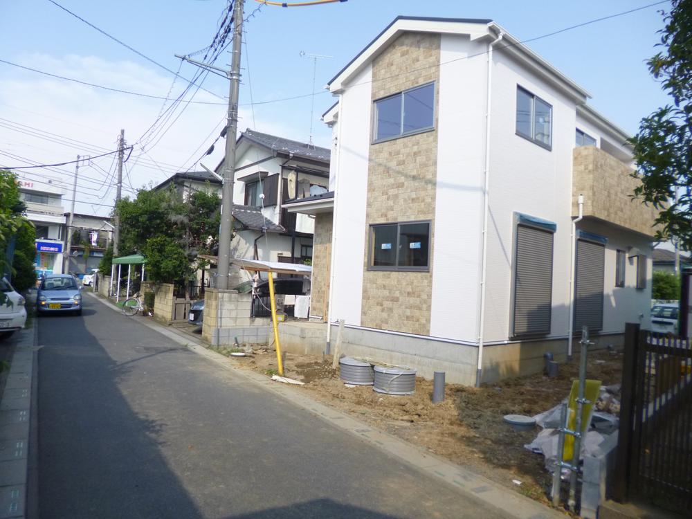 Local photos, including front road. It is a front road 4m.