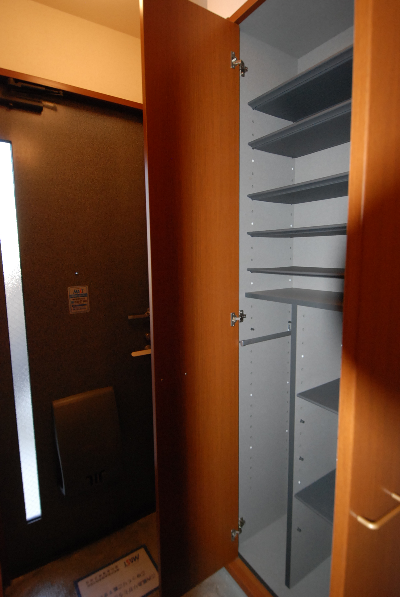 Receipt. Ceiling height shoe box