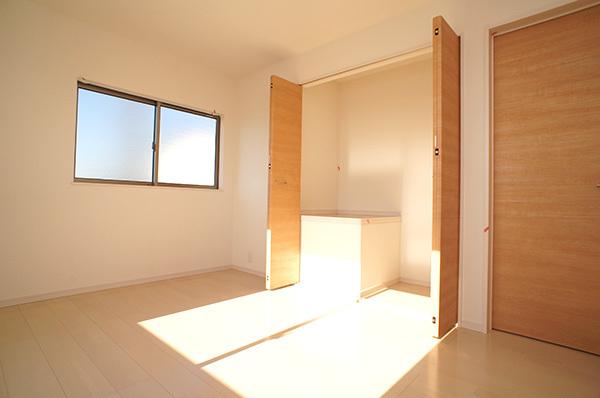 Non-living room. 1 Building