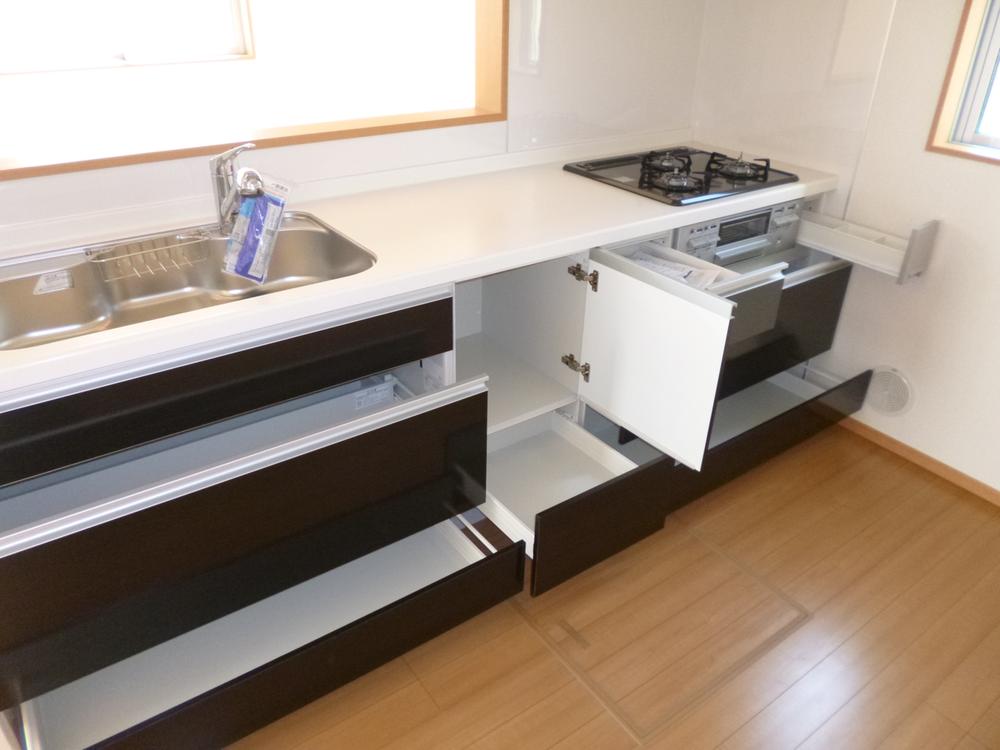 Kitchen. 2013.6.24 shooting. You can work while watching the care of children. 