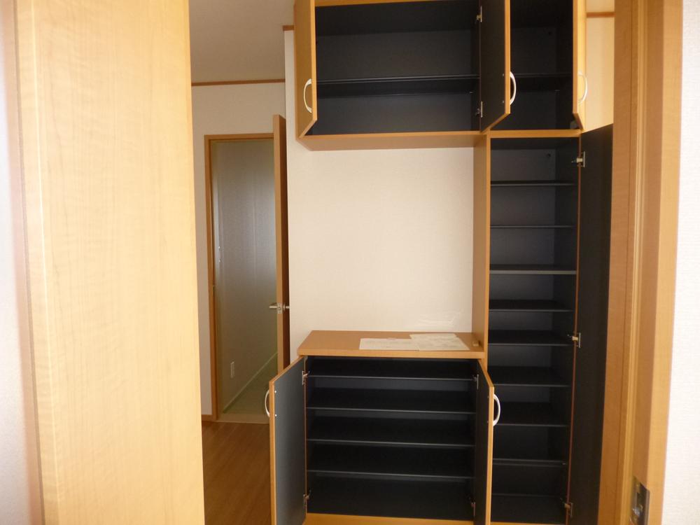 Entrance. 2013.6.24 shooting. Shoe closet that can be stored securely