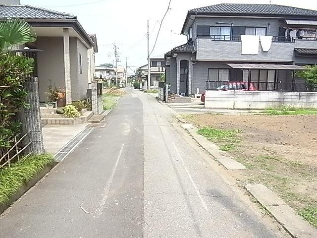 Local photos, including front road. Local (July 2012) shooting