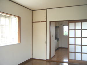 Other room space. Bright with bay window Western-style. With storage