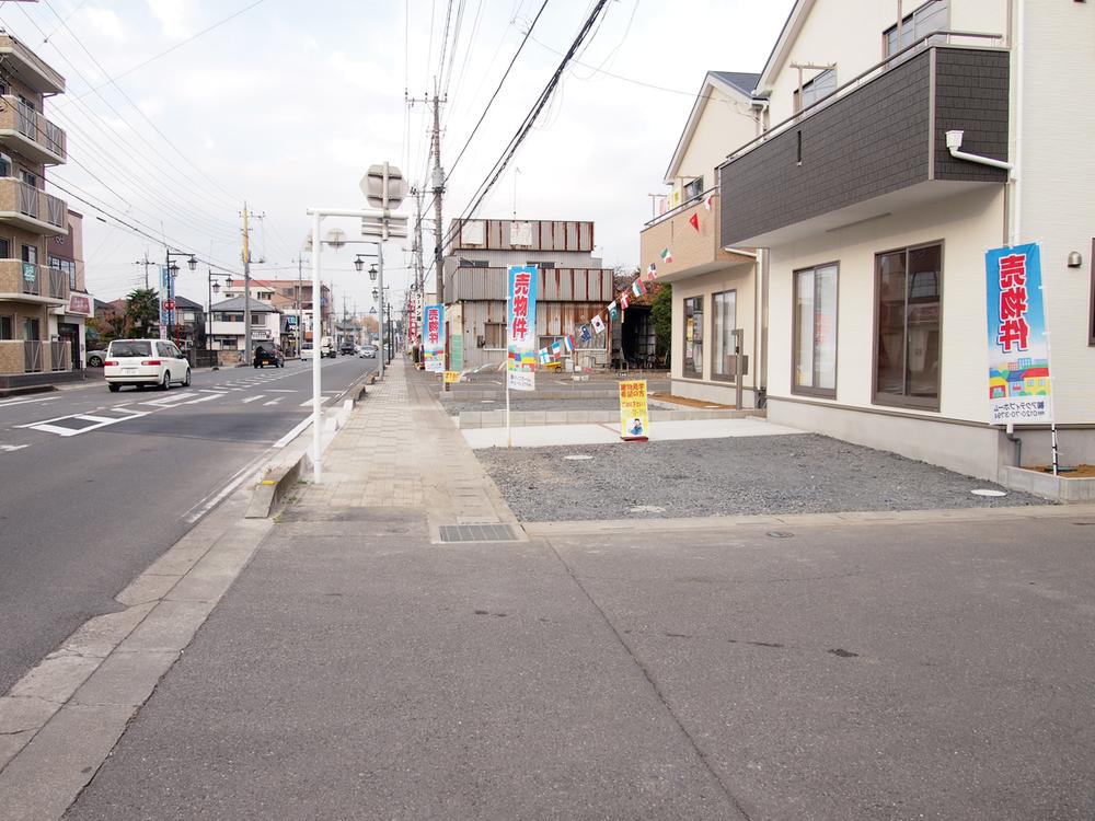 Local photos, including front road. Is parking.