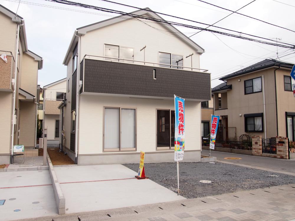 Local appearance photo. It is a new construction of the southeast corner lot. Solar panel is equipped with a.