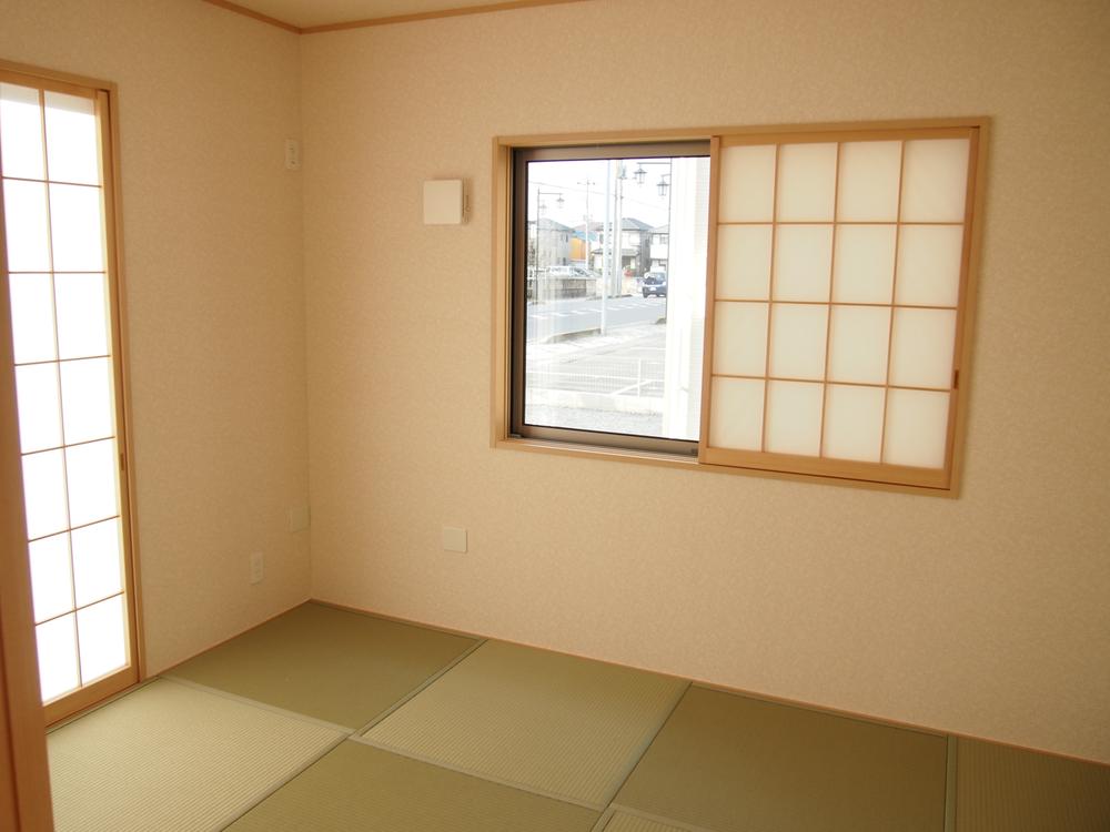 Non-living room. Bright is a 6-tatami mat Japanese-style room.