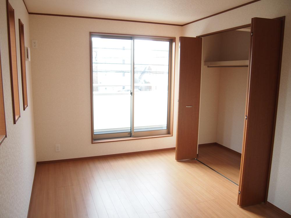 Non-living room. There is a large closet, 7.5 Pledge of Western-style.