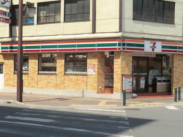 Convenience store. Seven-Eleven (convenience store) to 400m
