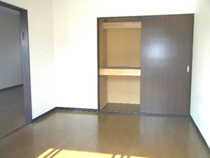 Living and room. There is also housed on the south side 6 Pledge Western-style!