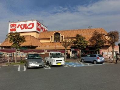 Supermarket. 680m to Berg  Daily shopping convenient super. It is open until 12 pm