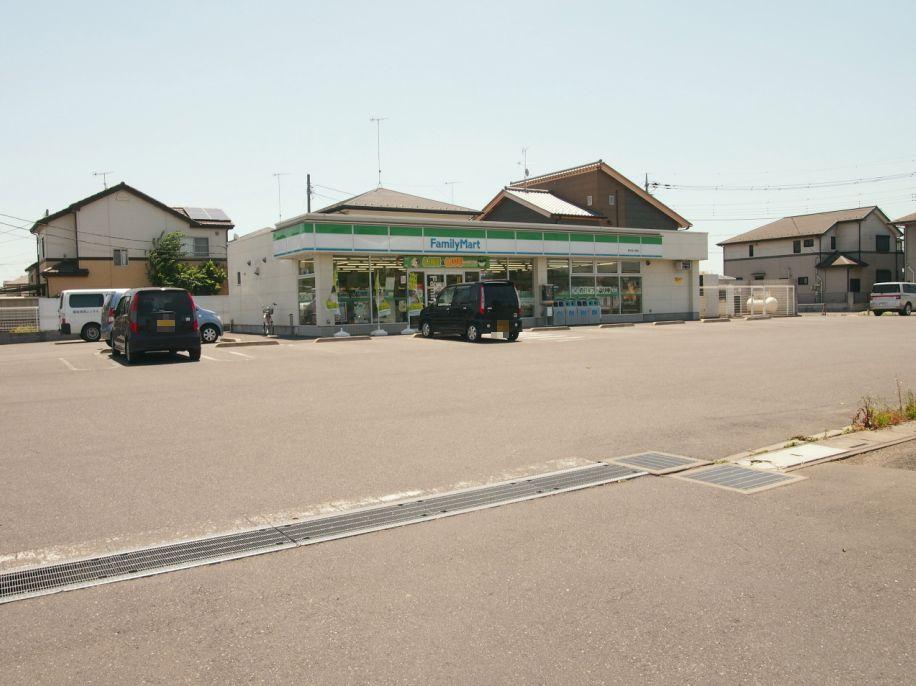 Convenience store. FamilyMart 50m