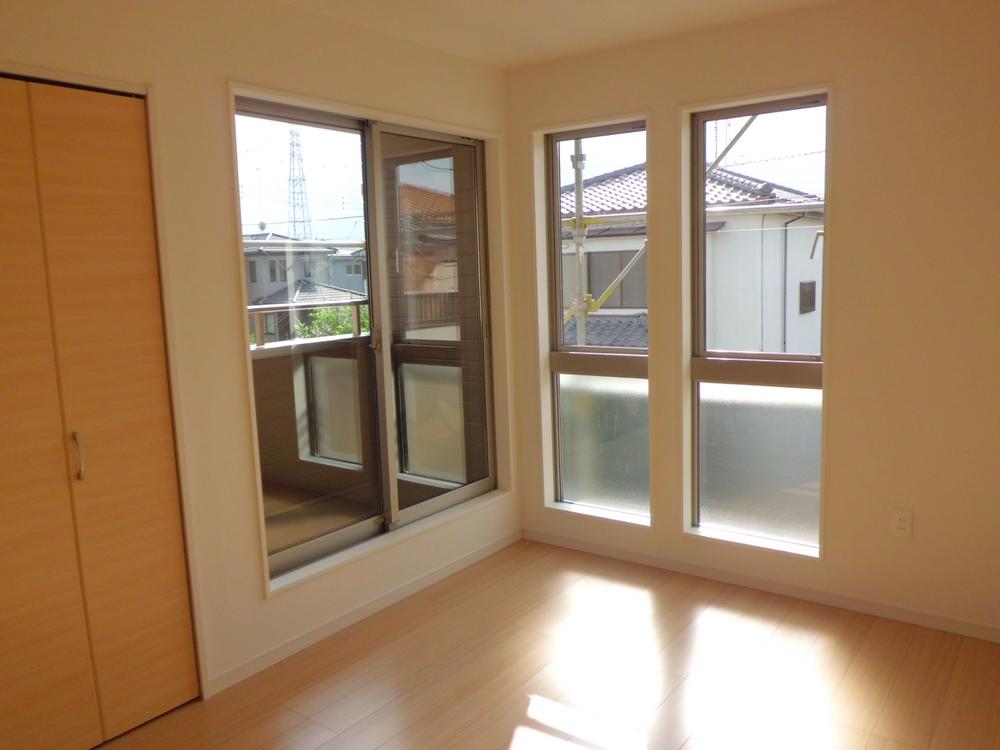 Non-living room. Light pours windows feature rooms (September 2013) Shooting