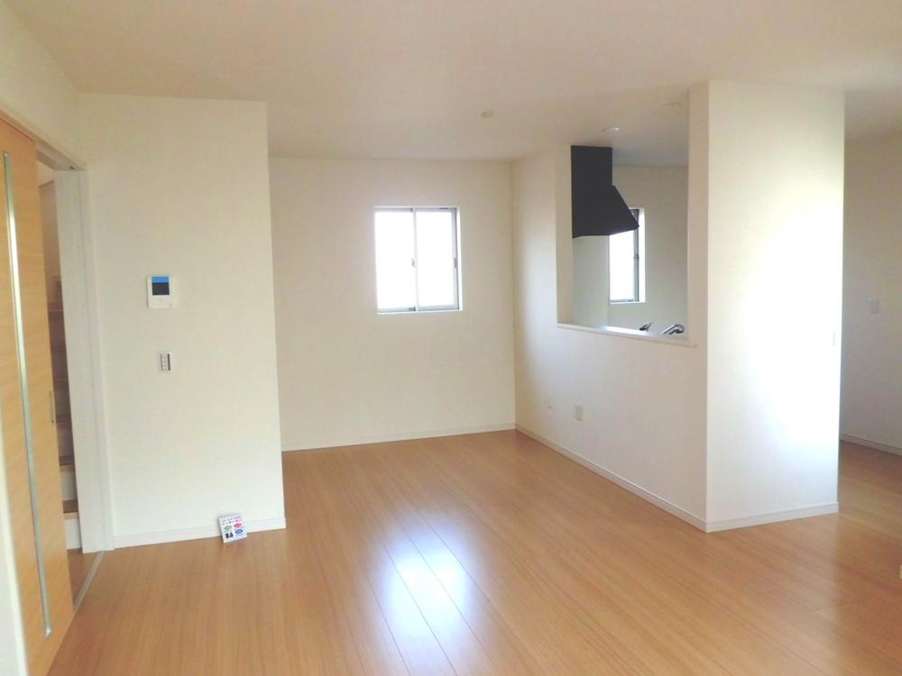 Living.  [Living-dining] You momentum also conversation in a bright living room. (September 2013) Shooting