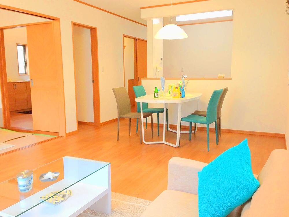 Living. All room lighting are standard. Dining with a type of light hanging fashionable / A Building (June 2013) Shooting