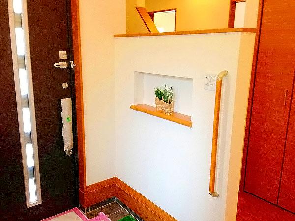 Entrance. Every day is the front door to greet the family was provided with a space to decorate the accessories and ornamental plants. Entrance with shoes cloak that can store plenty / A Building (June 2013) Shooting