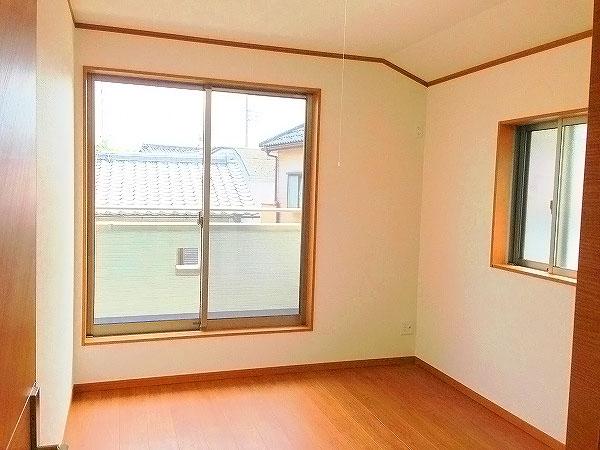 Non-living room. Can enter and exit from 2 rooms are on the balcony of the south. Also it reduces the housework burden of Mom / A Building (June 2013 shooting)