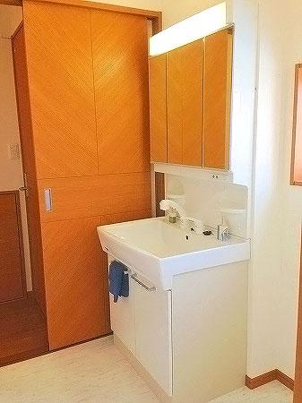 Wash basin, toilet. Shampoo faucet three-sided mirror specification, The back of the three-sided mirror has become the storage / A Building (June 2013) Shooting 