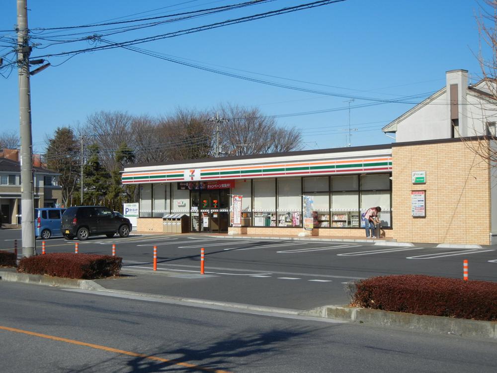 Convenience store. Soon there is a Seven-Eleven in the back.