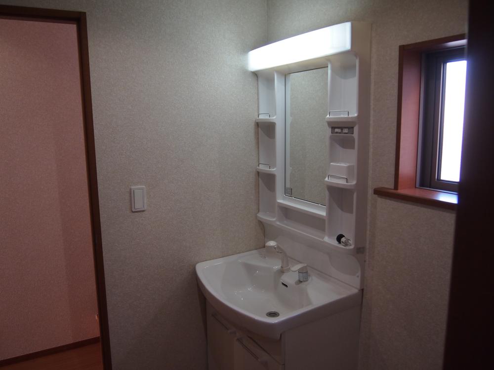 Wash basin, toilet. 4 be in the wash basin.