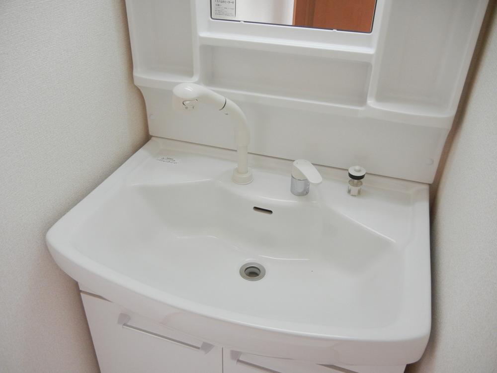Wash basin, toilet. It is the washstand.