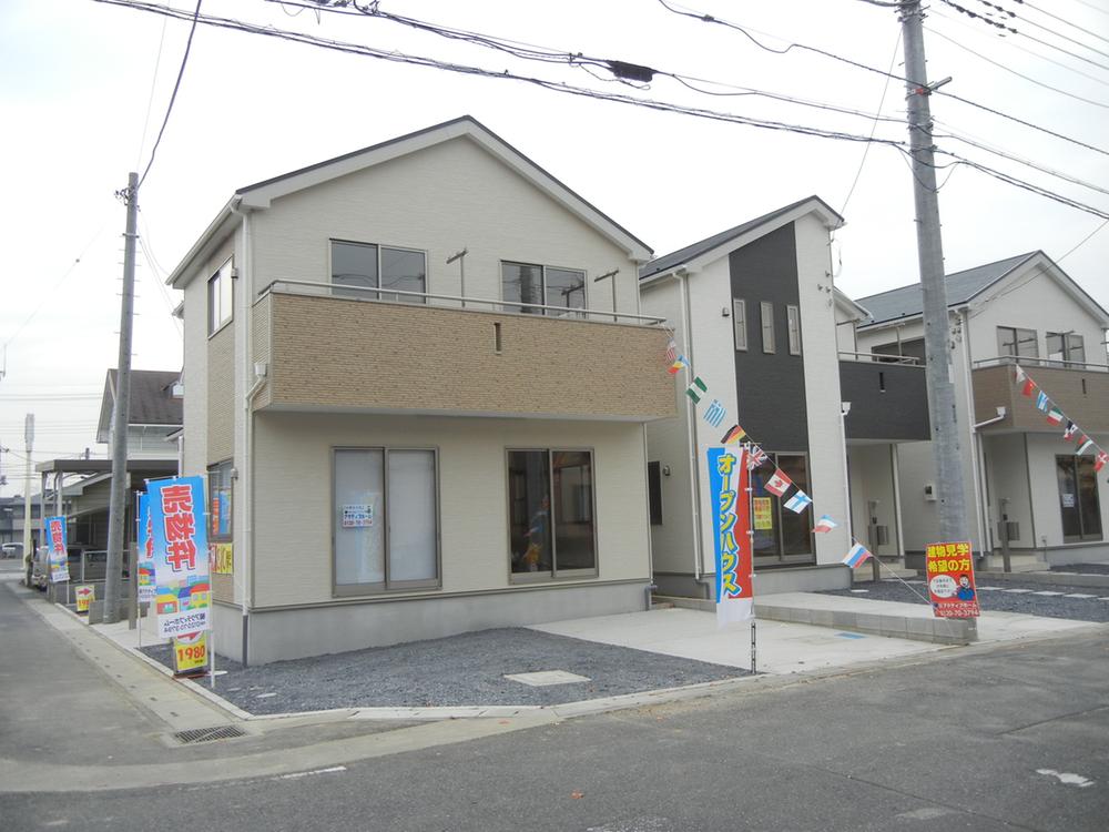 Local appearance photo. For the southwest corner lot, Day is good.