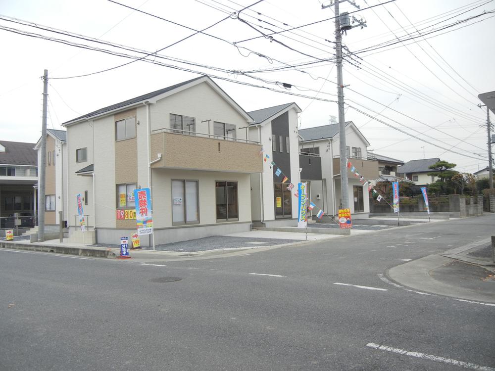 Local photos, including front road. Local is a photo.