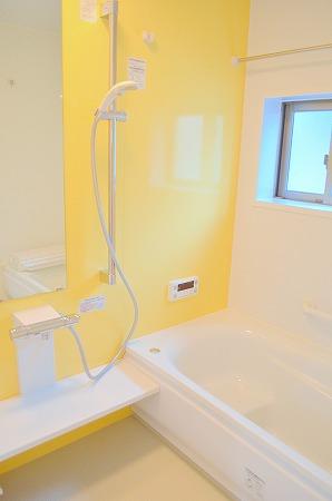 Bathroom. Damp season and cold with bathroom heating ventilation dryer of the big success on the day / G Building (August 2013 shooting)