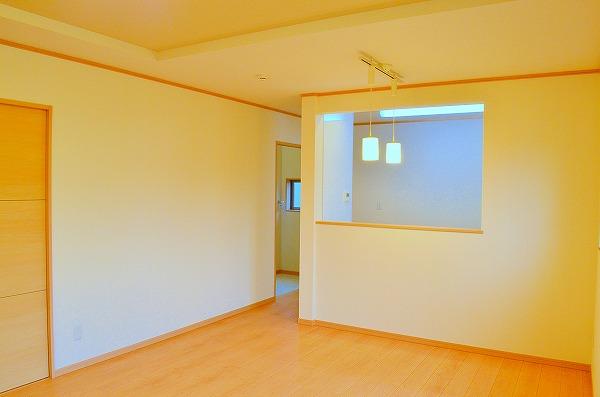 Living. It is safe and can work while watching the state of the child because it is face-to-face kitchen / G Building room (August 2013) Shooting