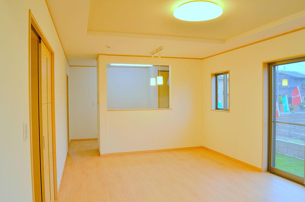 Living. Room with a sense of openness of folding on the ceiling / G Building Living (August 2013) Shooting