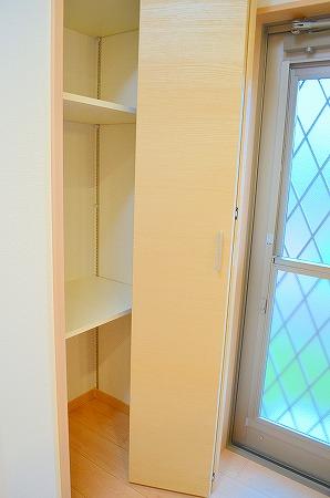 Receipt. Pantry, which is installed in the kitchen (pantry), Also enjoyed a refreshing thing bulky, such as drinking water and canned / G Building (August 2013) Shooting