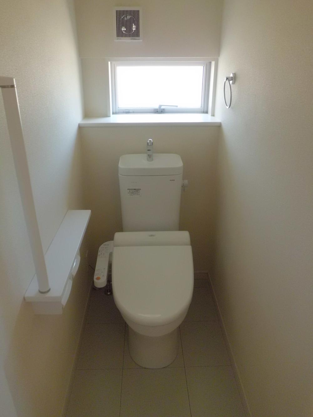 Toilet.  [Model house toilet] Standard equipped with a water-saving toilet (September 2013) Shooting