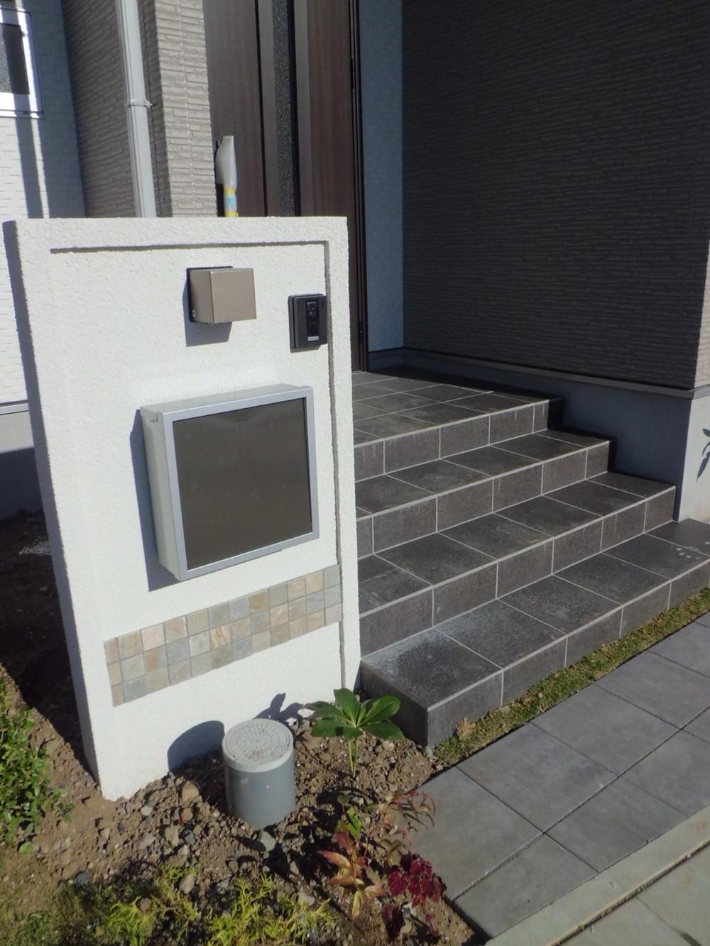 Garden.  [Model house entrance approach] Entrance approach with a design will welcome you a visitor bidder (September 2013) Shooting