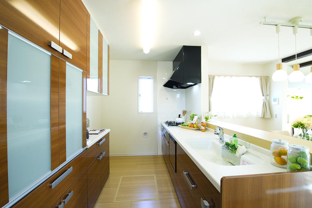 Kitchen.  [Model house kitchen] You momentum also conversation with family in the face-to-face kitchen (September 2013) Shooting