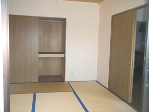 Other room space. 12 Pledge next to the living room is bright Japanese-style room.