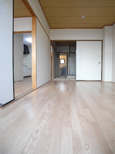 Living and room. Western-style 6 Pledge! 