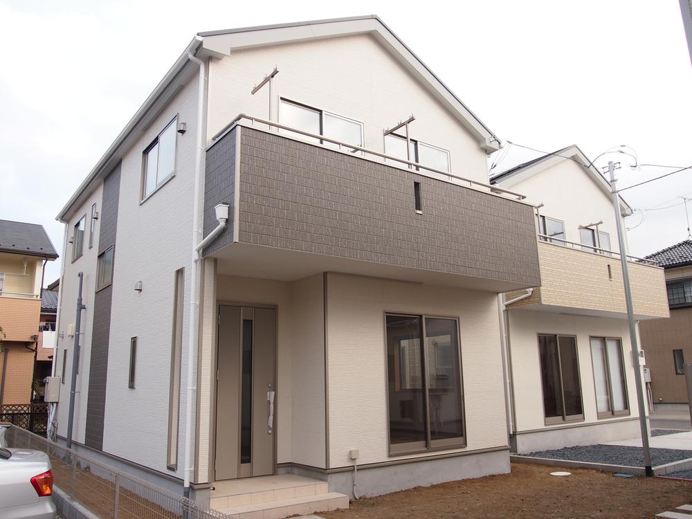 Local appearance photo. Solar panel is equipped with a. 