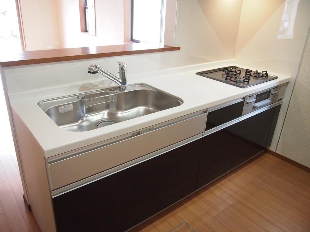 Kitchen. Face-to-face is the kitchen. 