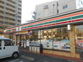 Convenience store. Seven-Eleven (convenience store) up to 100m