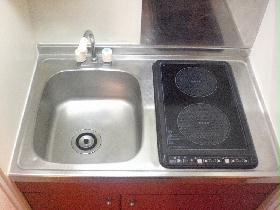 Kitchen. With electric stove. There is storage space in the up and down