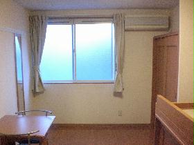 Living and room. 1F flooring, Laying 2F carpet. There closet in the back