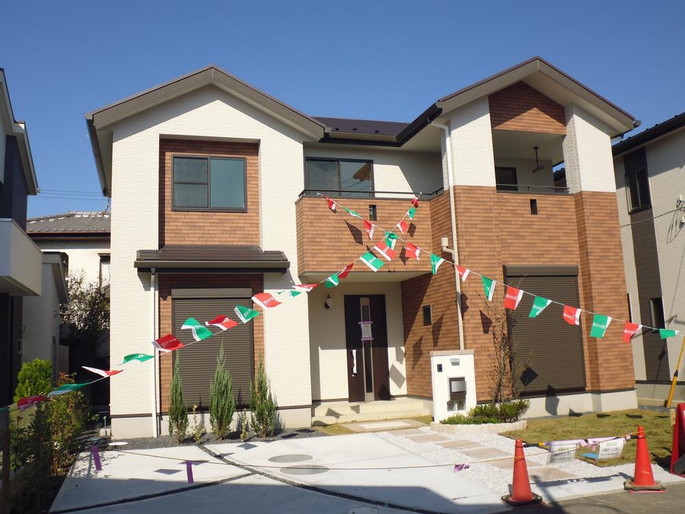 Local appearance photo. House clearing the energy-saving achievement rate of 100% or more in the Top Runner Standard (window glass all rooms pair glass, kitchen ・ Bathroom with shower water-saving type, Fluorescent lighting use, etc.) / 3 Building Exterior (October 2013 shooting)