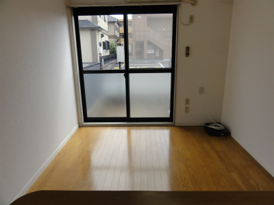 Kitchen. It is the scenery which it watched from the counter kitchen. 