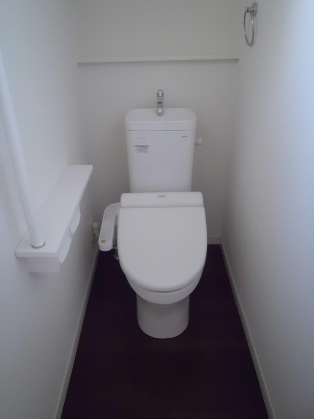 Toilet. Equipped with a water-saving toilet (September 2013) Shooting