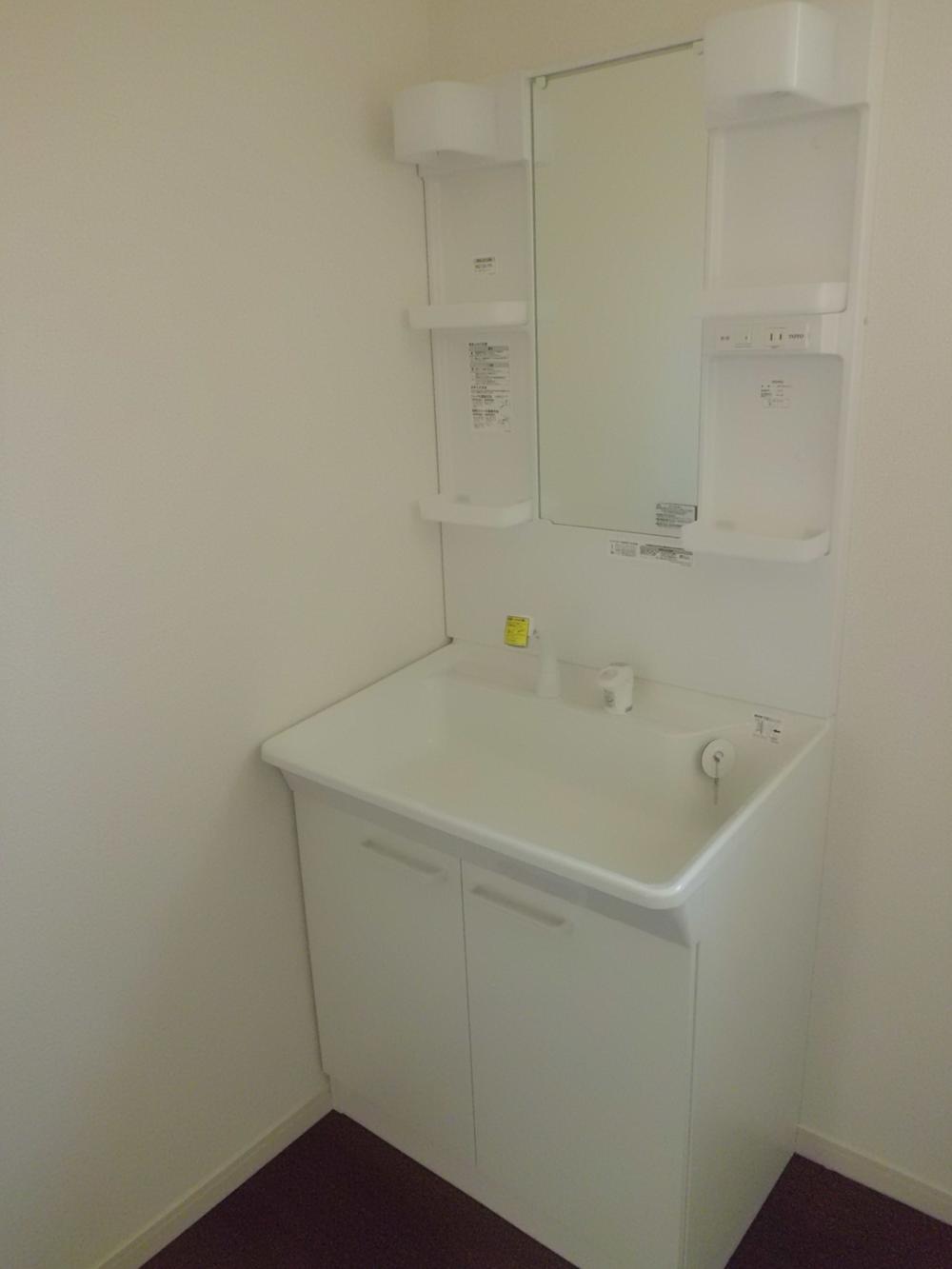 Wash basin, toilet. Functional wash basin (September 2013) Shooting