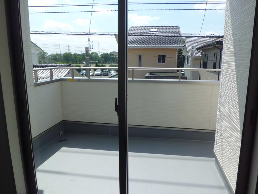 Balcony. Spacious light plugs into the balcony (September 2013) Shooting