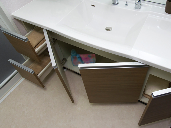 Bathing-wash room.  [Lower receiving] Equipped with storage of the door under the counter to open a convenient two-stage pull-out.  ※ Some types are different.