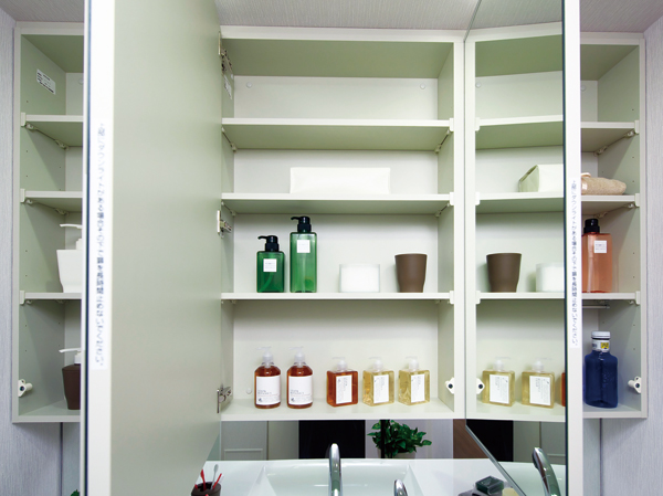 Bathing-wash room.  [Back with storage triple mirror] The back of the easy-to-read three-sided mirror, It is a storage space that can be neat organize small parts.