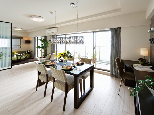 Room and equipment. Color and texture to a living-friendliness can feel. It drew a beautiful space full of dignity that feels sufficiently clear.  ※ C type model room ・ living ・ dining room ・ Including some options ・ Compensation ・ Application deadline There