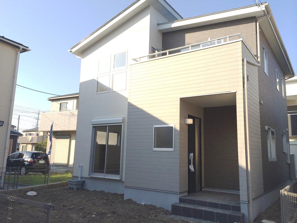 Local appearance photo.  [1 Building] Stylish exterior design. Plenty pours the sunlight, Director makes bright rooms. (November 2013) Shooting