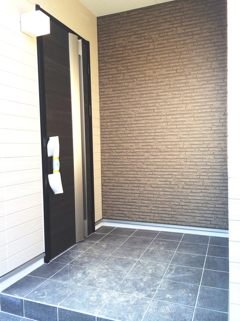 Entrance.  [1 Building] Spacious covered entrance porch. Also answering in the front door there is no worry about this if it rains. (November 2013) Shooting